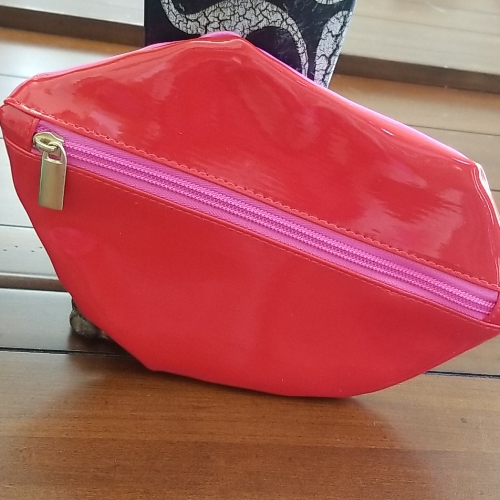 💋 MAKEUP POUCH